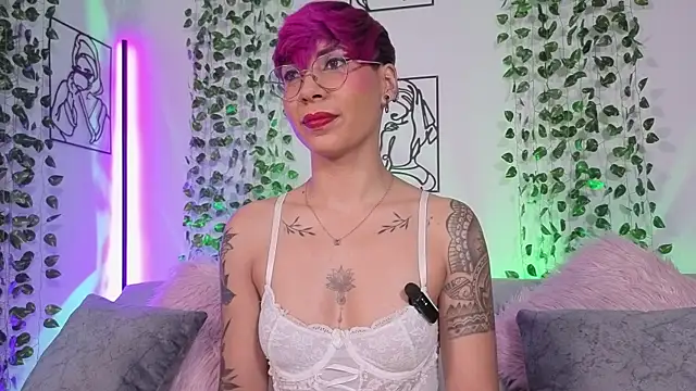 Snapshot of MiaMorgan_ chatting on April 19, 2:05 pm MiaMorgan online show from April 19, 2:05 pm
