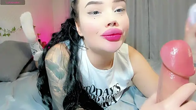 Snapshot of Aira_vi chatting on October 13, 2:06 pm Aira vi online show from October 13, 2:06 pm