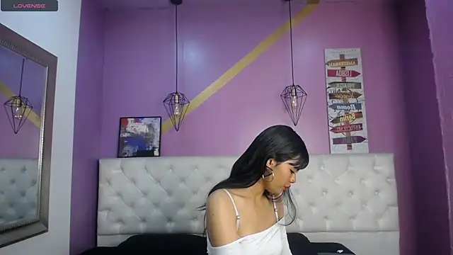 Snapshot of MadameDamn chatting on December 14, 12:12 pm MadameDamn online show from December 14, 12:12 pm