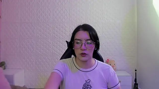 Snapshot of Violetaa_diazz chatting on May 22, 9:31 pm Violetaa diazz online show from May 22, 9:31 pm