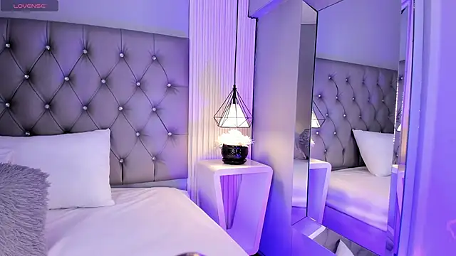 Snapshot of VioletthaRous chatting on May 4, 10:39 pm VioletthaRous online show from May 4, 10:39 pm
