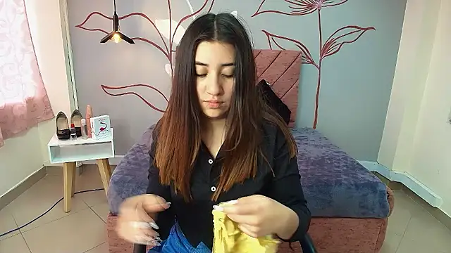 Snapshot of Aly_Cute_ chatting on December 6, 6:17 pm Aly Cute online show from December 6, 6:17 pm