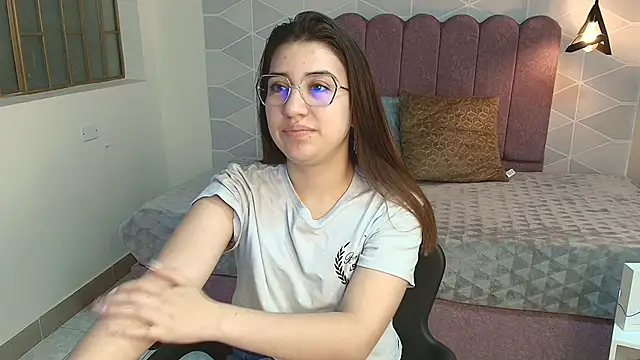 Snapshot of Aly_Cute_ chatting on December 10, 9:22 pm Aly Cute online show from December 10, 9:22 pm