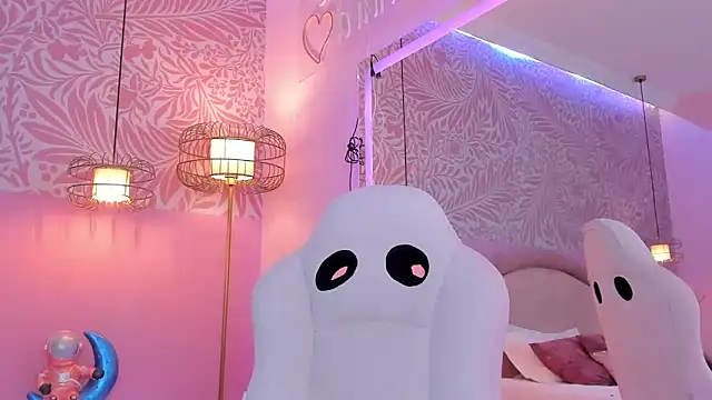 EmilyCollinss1 online show from December 18, 6:30 am