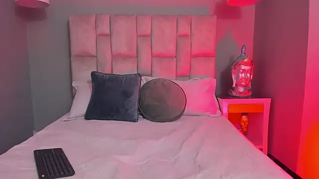 Snapshot of Lucy_Williiams chatting on February 20, 7:36 pm Lucy Williiams online show from February 20, 7:36 pm