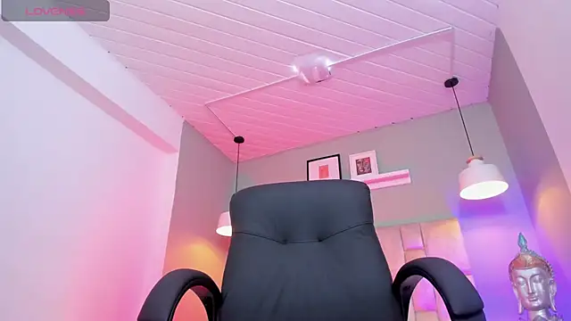 Snapshot of Lucy_Williiams chatting on February 25, 7:01 pm Lucy Williiams online show from February 25, 7:01 pm