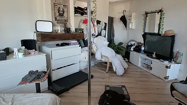 Snapshot of CeriseLapine chatting on October 22, 11:10 am CeriseLapine online show from October 22, 11:10 am