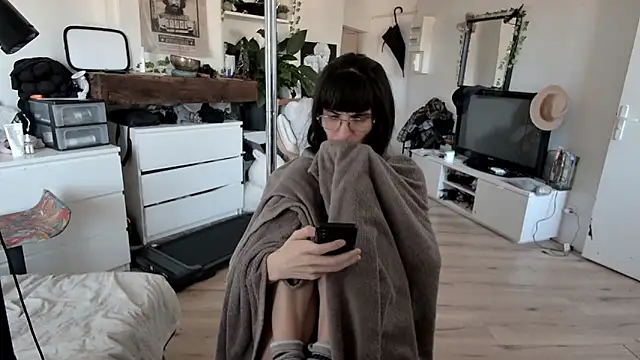 Snapshot of CeriseLapine chatting on December 17, 10:54 am CeriseLapine online show from December 17, 10:54 am