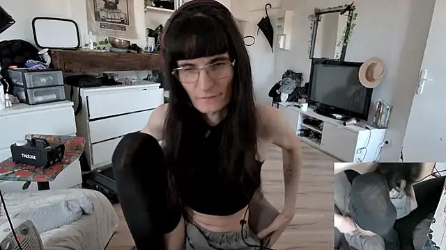 Snapshot of CeriseLapine chatting on December 18, 9:48 am CeriseLapine online show from December 18, 9:48 am