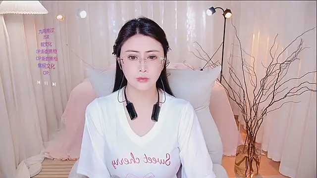 Snapshot of Daisy7_11 chatting on April 3, 2:37 pm Daisy7 11 online show from April 3, 2:37 pm
