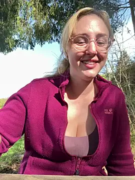 Snapshot of SherryOutdoor1 chatting on April 17, 8:28 am SherryOutdoor1 online show from April 17, 8:28 am
