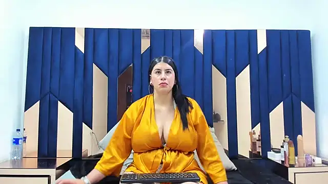 Criistaal  online show from February 16, 8:21 am