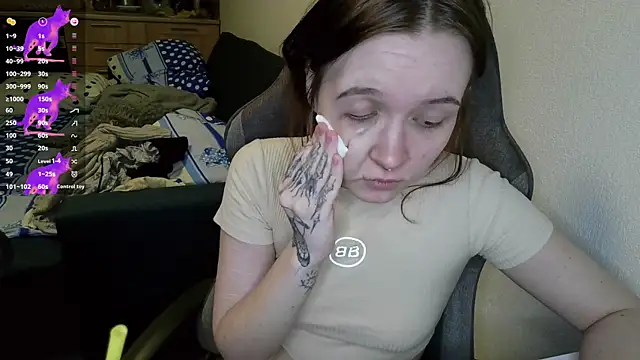 Snapshot of crashtest_13 chatting on January 31, 1:02 pm crashtest 13 online show from January 31, 1:02 pm