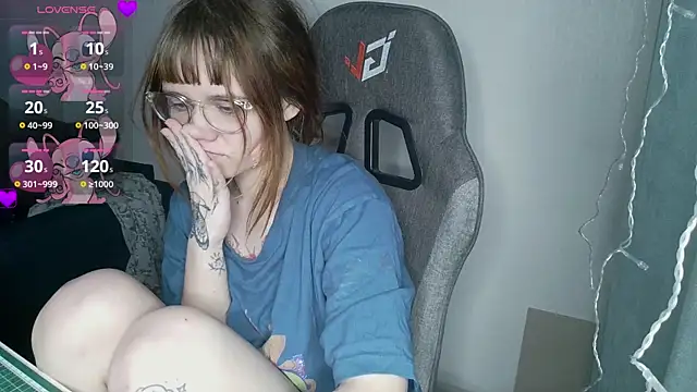 Snapshot of crashtest_13 chatting on February 19, 3:28 am crashtest 13 online show from February 19, 3:28 am