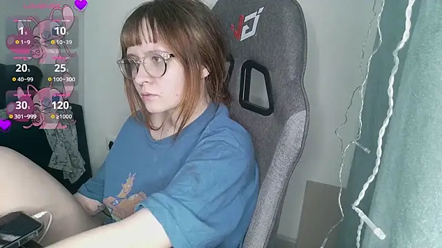 Snapshot of crashtest_13 chatting on February 19, 6:33 am crashtest 13 online show from February 19, 6:33 am