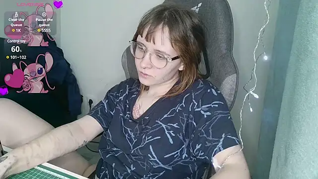 Snapshot of crashtest_13 chatting on February 22, 7:12 am crashtest 13 online show from February 22, 7:12 am