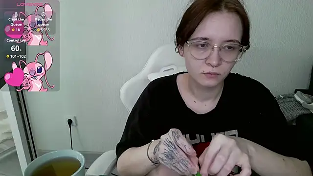 Snapshot of crashtest_13 chatting on October 5, 9:29 am crashtest 13 online show from October 5, 9:29 am