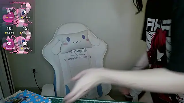 Snapshot of crashtest_13 chatting on October 6, 11:29 am crashtest 13 online show from October 6, 11:29 am