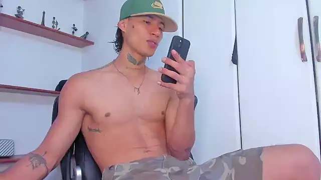 Snapshot of Jonryder_ chatting on May 18, 12:40 am Jonryder online show from May 18, 12:40 am