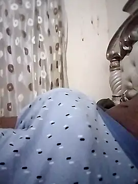 hugecrksam online show from February 5, 7:18 pm