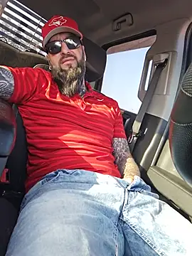 Snapshot of Beardedtattood chatting on July 1, 11:23 am Beardedtattood online show from July 1, 11:23 am