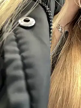 Snapshot of mur_girl chatting on February 19, 8:22 am mur girl online show from February 19, 8:22 am