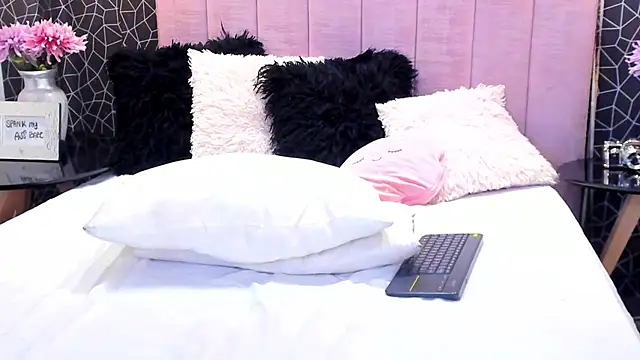 Snapshot of Violet_Grace chatting on January 14, 8:37 pm Violet Grace online show from January 14, 8:37 pm