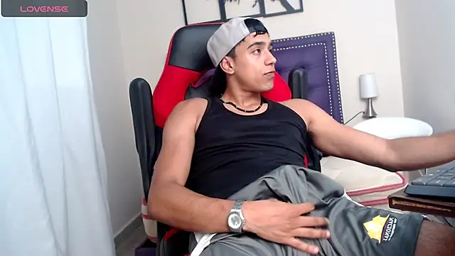 Snapshot of karlgiles_ chatting on December 8, 5:55 pm karlgiles online show from December 8, 5:55 pm