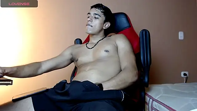 Snapshot of karlgiles_ chatting on December 22, 7:21 pm karlgiles online show from December 22, 7:21 pm