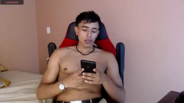 Snapshot of karlgiles_ chatting on February 6, 6:13 pm karlgiles online show from February 6, 6:13 pm