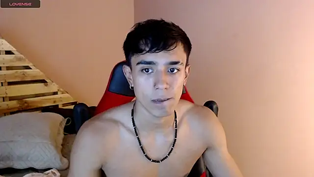 Snapshot of karlgiles_ chatting on February 14, 5:46 pm karlgiles online show from February 14, 5:46 pm