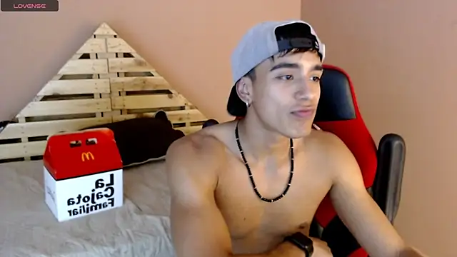 Snapshot of karlgiles_ chatting on February 15, 6:44 pm karlgiles online show from February 15, 6:44 pm