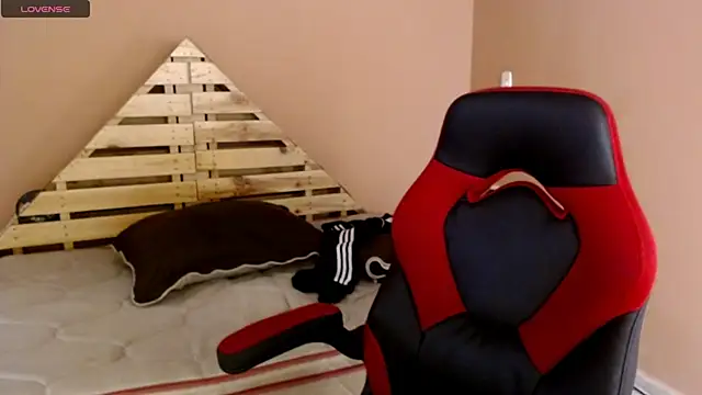 Snapshot of karlgiles_ chatting on March 5, 6:23 pm karlgiles online show from March 5, 6:23 pm