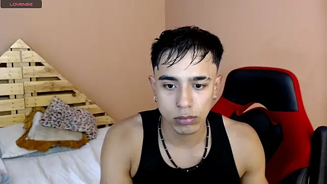 Snapshot of karlgiles_ chatting on March 15, 7:38 pm karlgiles online show from March 15, 7:38 pm