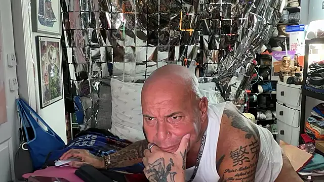Snapshot of joeytatts66 chatting on April 28, 2:27 am joeytatts66 online show from April 28, 2:27 am