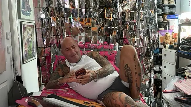 Snapshot of joeytatts66 chatting on May 15, 1:23 am joeytatts66 online show from May 15, 1:23 am
