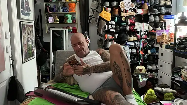 Snapshot of joeytatts66 chatting on May 22, 1:02 am joeytatts66 online show from May 22, 1:02 am