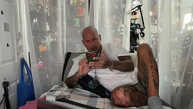 Snapshot of joeytatts66 chatting on July 24, 1:14 am joeytatts66 online show from July 24, 1:14 am