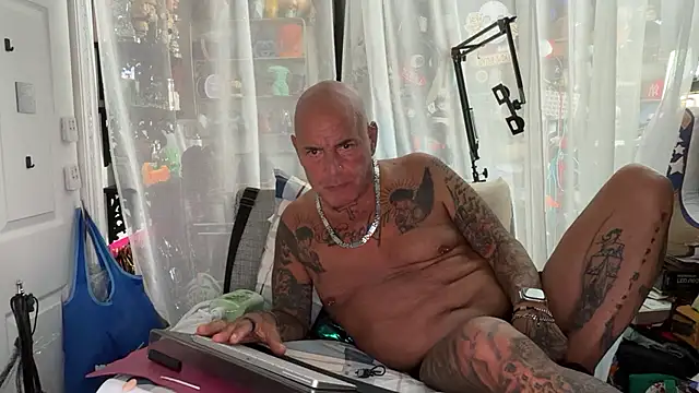 Snapshot of joeytatts66 chatting on July 25, 4:43 am joeytatts66 online show from July 25, 4:43 am