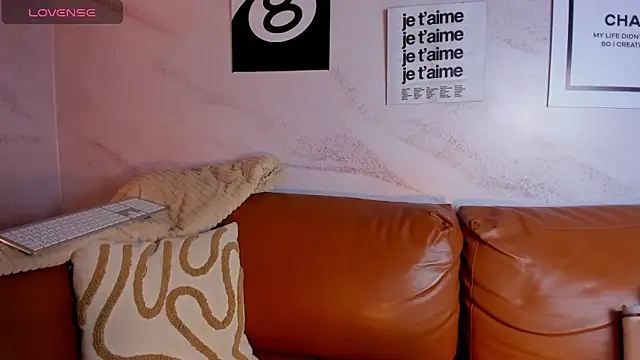 Snapshot of Belliinda_21 chatting on April 16, 7:03 pm Belliinda 21 online show from April 16, 7:03 pm