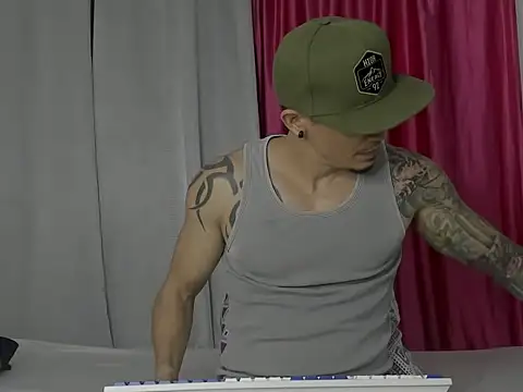 Snapshot of Alex_motta chatting on January 2, 12:55 am Alex motta online show from January 2, 12:55 am