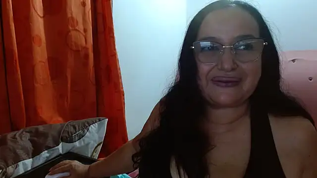 GiaNahomi online show from February 7, 3:01 am