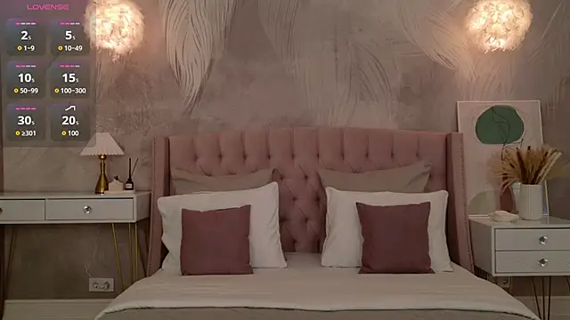 milaleoneli online show from April 12, 2:44 pm