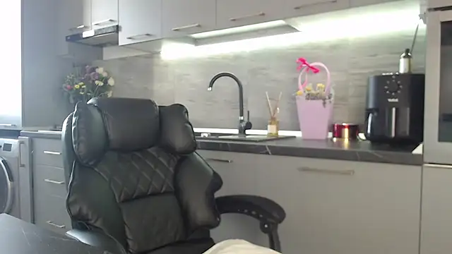 queenzoora online show from March 13, 12:12 pm