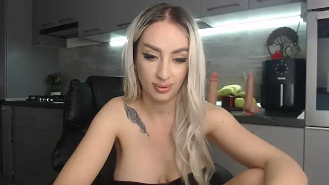 Snapshot of queenzoora chatting on May 21, 10:06 pm queenzoora online show from May 21, 10:06 pm