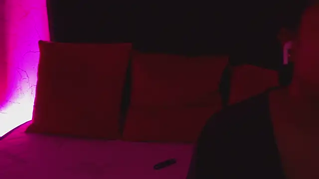 Snapshot of IzzyyBeelmonth chatting on December 7, 10:39 pm IzzyyBeelmonth online show from December 7, 10:39 pm