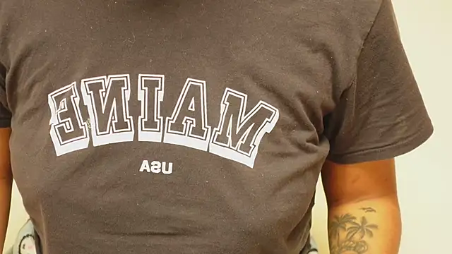 Snapshot of IzzyyBeelmonth chatting on December 21, 7:27 pm IzzyyBeelmonth online show from December 21, 7:27 pm