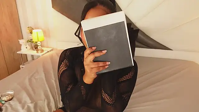 Snapshot of IzzyyBeelmonth chatting on December 23, 1:40 am IzzyyBeelmonth online show from December 23, 1:40 am