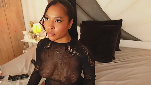 Snapshot of IzzyyBeelmonth chatting on December 23, 4:44 am IzzyyBeelmonth online show from December 23, 4:44 am