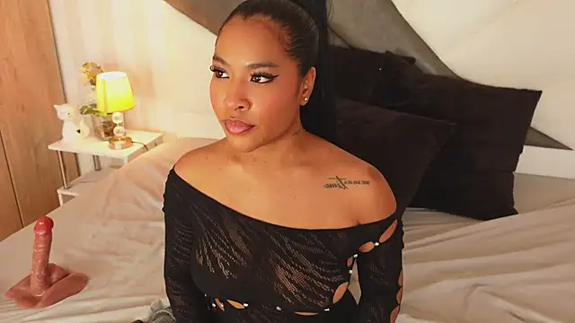 Snapshot of IzzyyBeelmonth chatting on December 29, 1:45 am IzzyyBeelmonth online show from December 29, 1:45 am